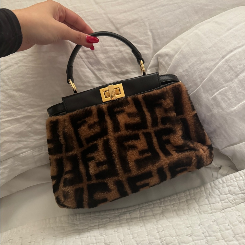 Peekaboo Mini
Brown sheepskin bag